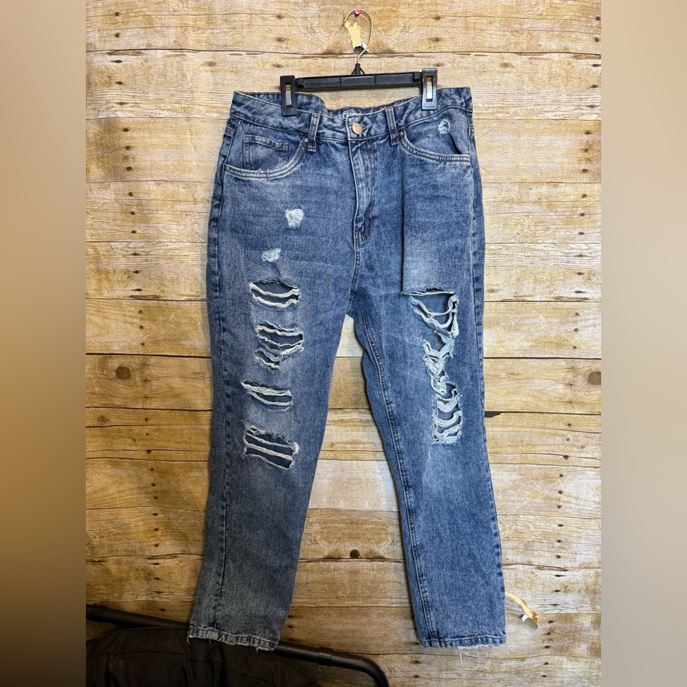 Distressed refuge denim jeans 🛍